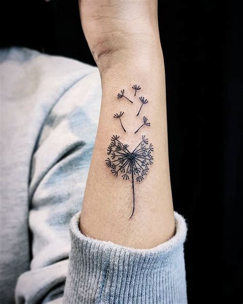 tatuajes de diente de león para mujer|Tatuaje diente de león